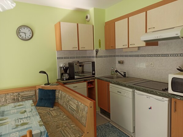 Fridge, microwave, oven, stovetop - Appartement à 150m de la Grande Plage (Saint-Cast-le-Guildo)