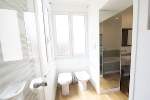 Dusche, Haartrockner, Bidet, Handtücher