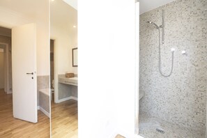 Douche, sèche-cheveux, bidet, serviettes fournies