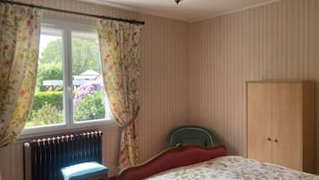 4 bedrooms, iron/ironing board, free WiFi