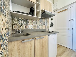 Réfrigérateur, micro-ondes, cafetière/bouilloire, bouilloire électrique