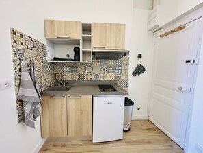 Fridge, microwave, stovetop, coffee/tea maker