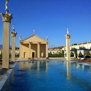 2 piscines couvertes, piscine extérieure (ouverte en saison)