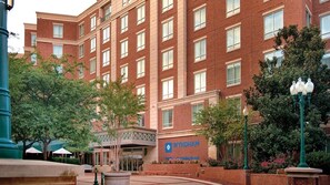 Un edificio de ladrillo de varios pisos con un letrero que dice 'WYNDHAM'.