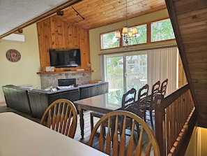 Smart TV, fireplace, DVD player - Open plan, AC/FP, deck, view, pool & tennis, ski shuttle. L5901 by LRS (Lincoln)
