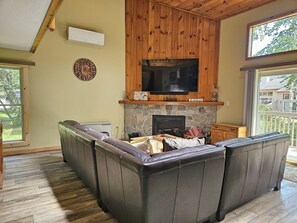 Smart TV, fireplace, DVD player - Open plan, AC/FP, deck, view, pool & tennis, ski shuttle. L5901 by LRS (Lincoln)