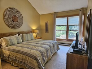 4 bedrooms, iron/ironing board, free WiFi, bed sheets - Open plan, AC/FP, deck, view, pool & tennis, ski shuttle. L5901 by LRS (Lincoln)