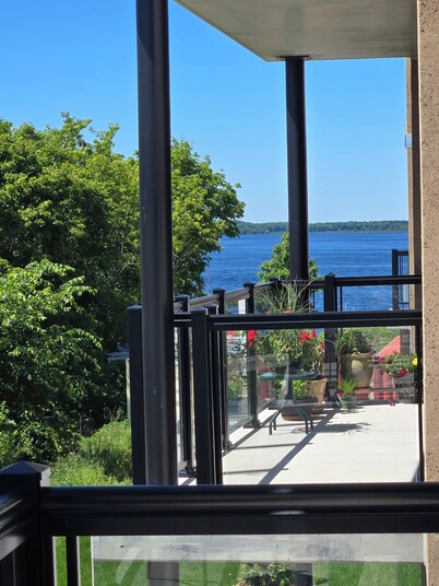 Cozy 2-bedroom condo in welcoming Kawartha Lakes with AC, WiFi