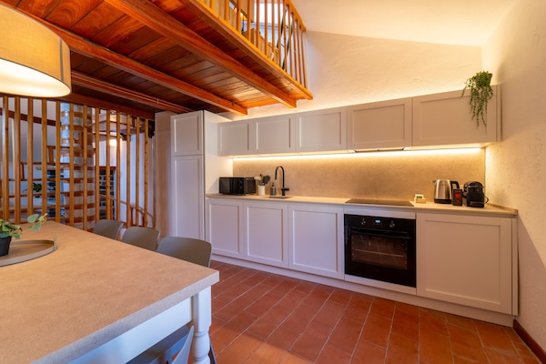 Refrigerador con freezer, microondas, horno, placa de cocina