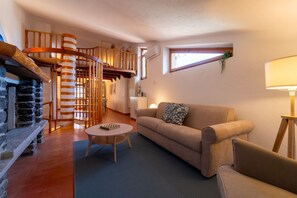 Lägenhet | Vardagsrum | 35-tums tv med digitalkanaler och eldstad