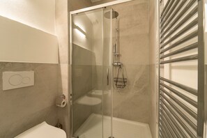 Apartment | Bathroom | Shower, hair dryer, towels, soap - Appartamento La Chiocciola by Wonderful Italy (Bellagio)