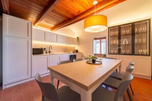 Apartment | Private kitchen | Full-size fridge, microwave, oven, stovetop - Appartamento La Chiocciola  (Bellagio)