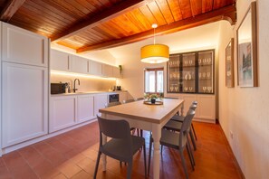 Apartment | Private kitchen | Full-size fridge, microwave, oven, stovetop - Appartamento La Chiocciola by Wonderful Italy (Bellagio)