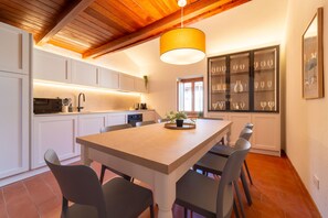 apartman | Privát konyha | Nagyméretű hűtő/fagyasztó, mikrohullámú sütő, sütő és főzőlap