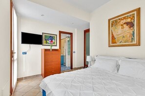 1 habitación, tabla de planchar con plancha, wifi gratis y ropa de cama 