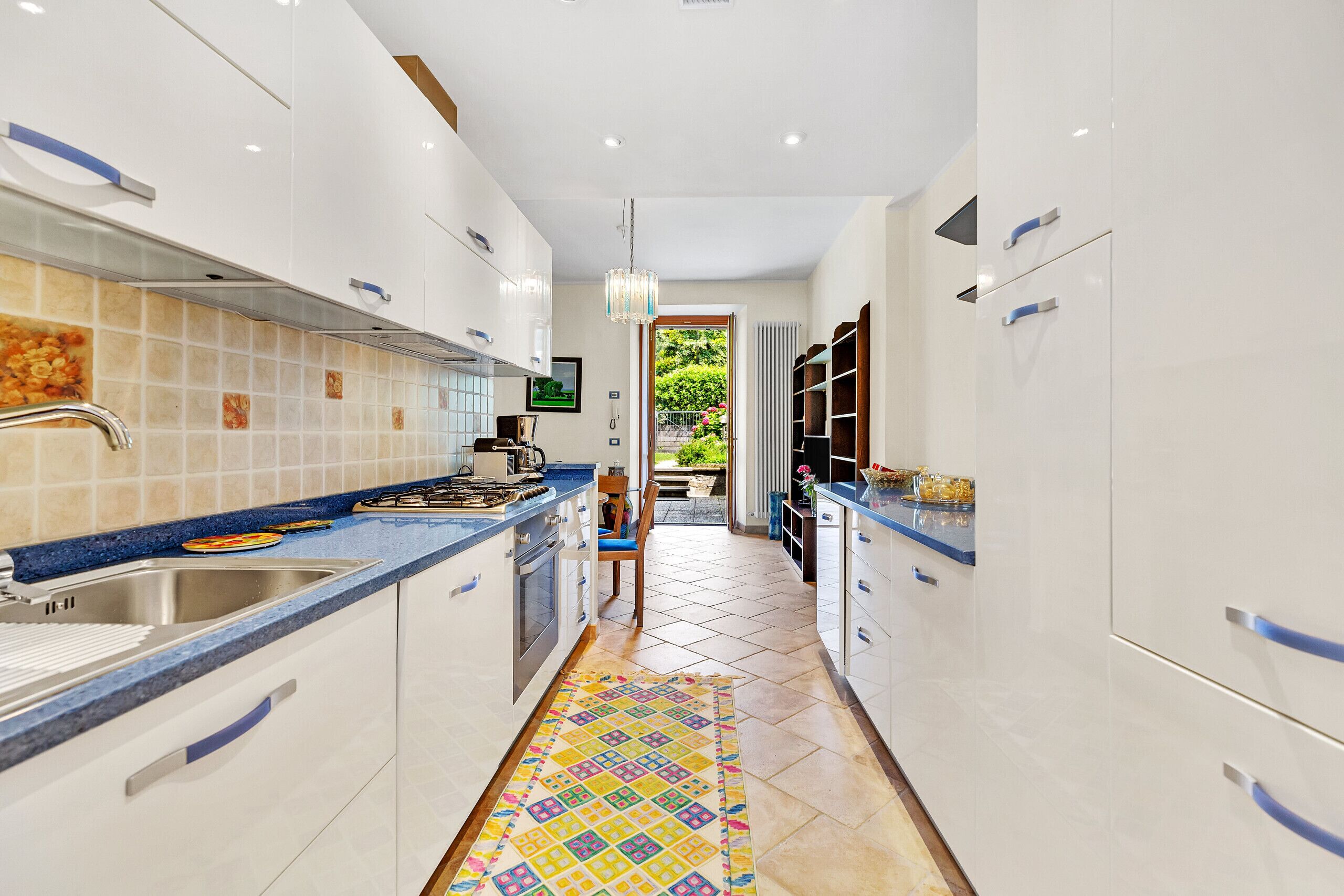 Réfrigérateur, four, lave-vaisselle, cafetière/bouilloire