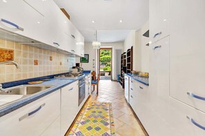 Fridge, oven, dishwasher, coffee/tea maker