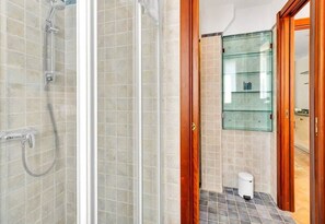 Douche, sèche-cheveux, serviettes fournies, shampoing