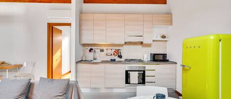 Kühlschrank, Ofen, Geschirrspüler, Wasserkocher mit Kaffee-/Teezubehör