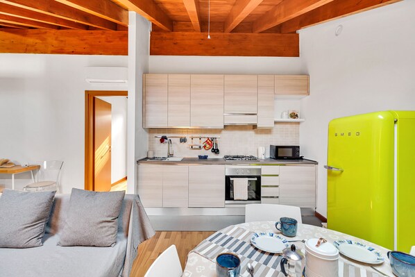 Fridge, oven, dishwasher, coffee/tea maker