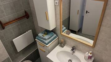 Een haardroger, handdoeken, zeep, toiletpapier