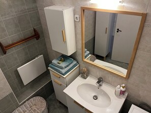 Hiustenkuivaaja, pyyhkeet, saippua, vessapaperi