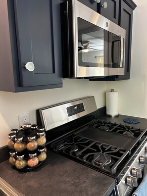 Refrigerador, microondas, horno y parrilla de estufa 