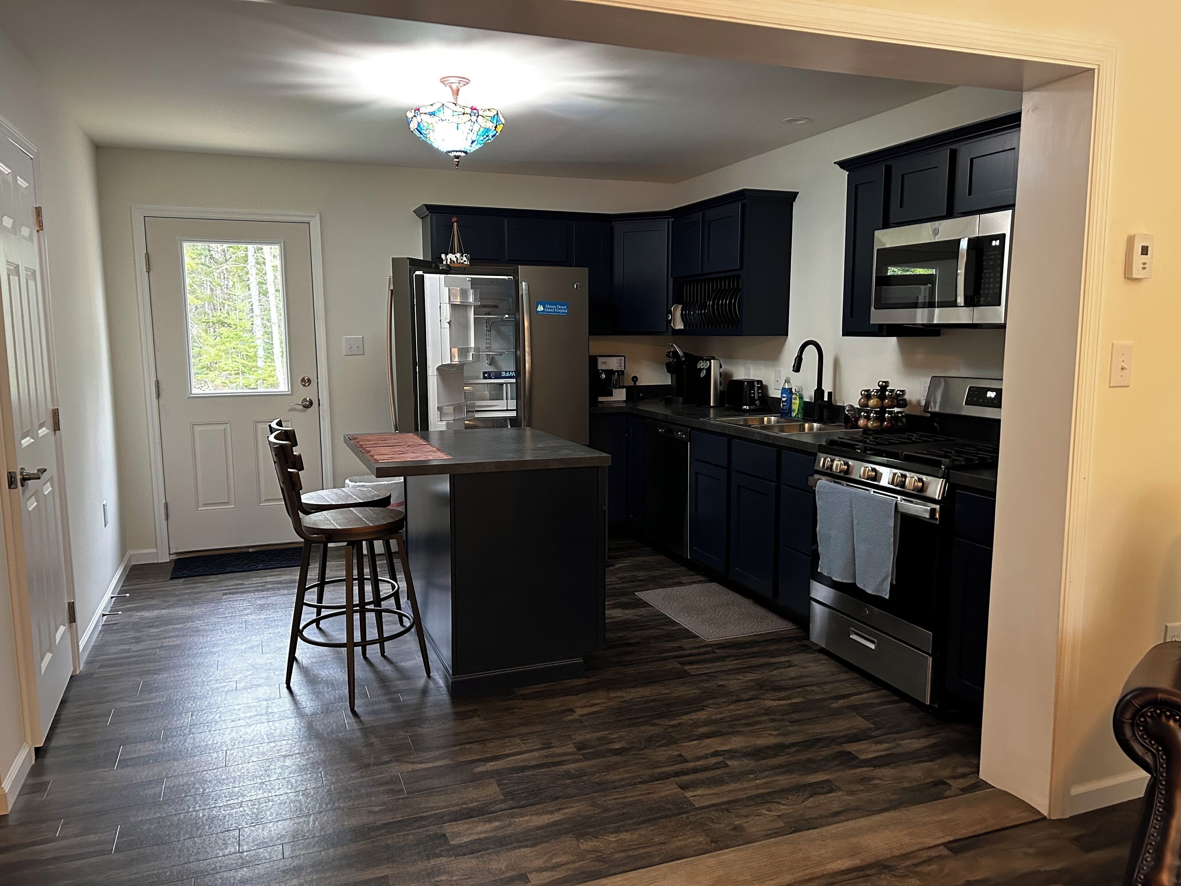 Réfrigérateur, four à micro-ondes, un four, surface de cuisson