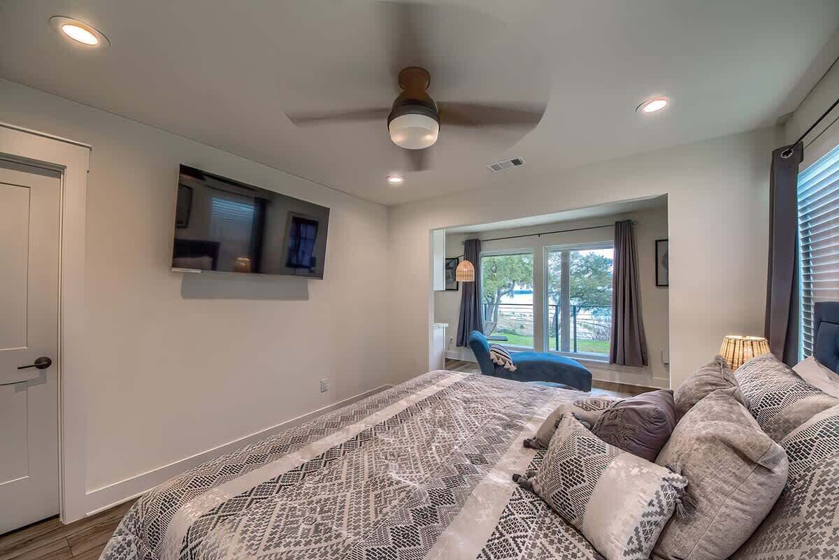 5 bedrooms, iron/ironing board, WiFi, bed sheets
