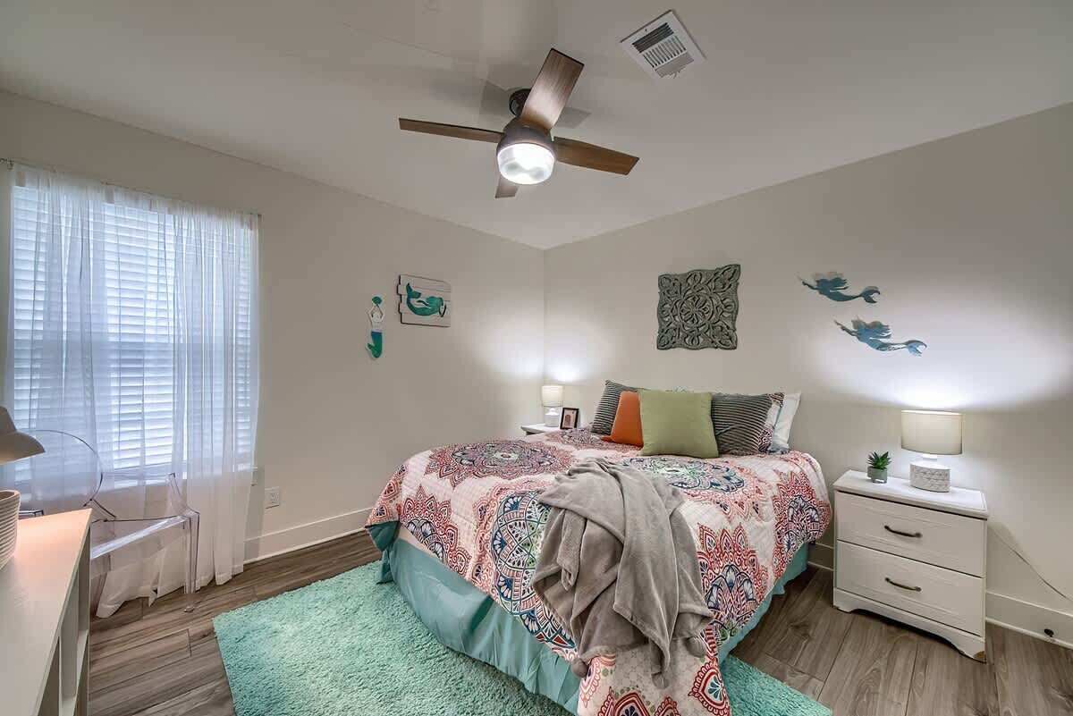 5 bedrooms, iron/ironing board, WiFi, bed sheets