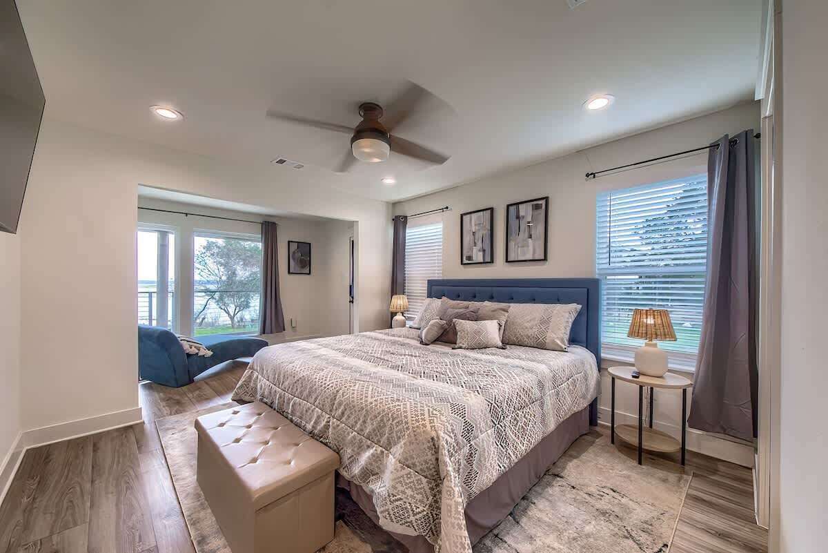 5 bedrooms, iron/ironing board, WiFi, bed sheets