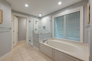 Jetted bath, hair dryer, towels, soap - Wendover Dunes 8139 - 2 Master Bedrooms/Master Baths - Screened Verandah (Hilton Head Island)