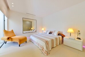 4 bedrooms, desk, iron/ironing board, WiFi