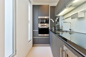 Mikrowelle, Ofen, Geschirrspüler, Hochstuhl