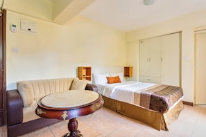 1 bedroom, iron/ironing board, WiFi, bed sheets - Rooftop Pool with City View Studio  (Nairobi)
