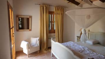 4 habitaciones, escritorio y tabla de planchar con plancha