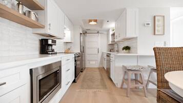 Coffee/tea maker, fridge, microwave, oven
