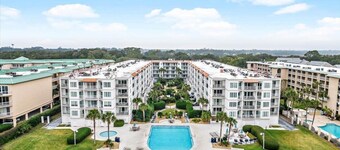 Steps to the Beach and Restaurants! Balcony Ocean View, Pool & Pickleball!