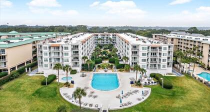 Steps to the Beach and Restaurants! Balcony Ocean View, Pool & Pickleball!