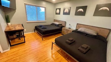 4 habitaciones, escritorio y tabla de planchar con plancha