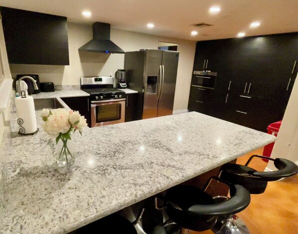 Kylskåp, mikrovågsugn, ugn och spishäll