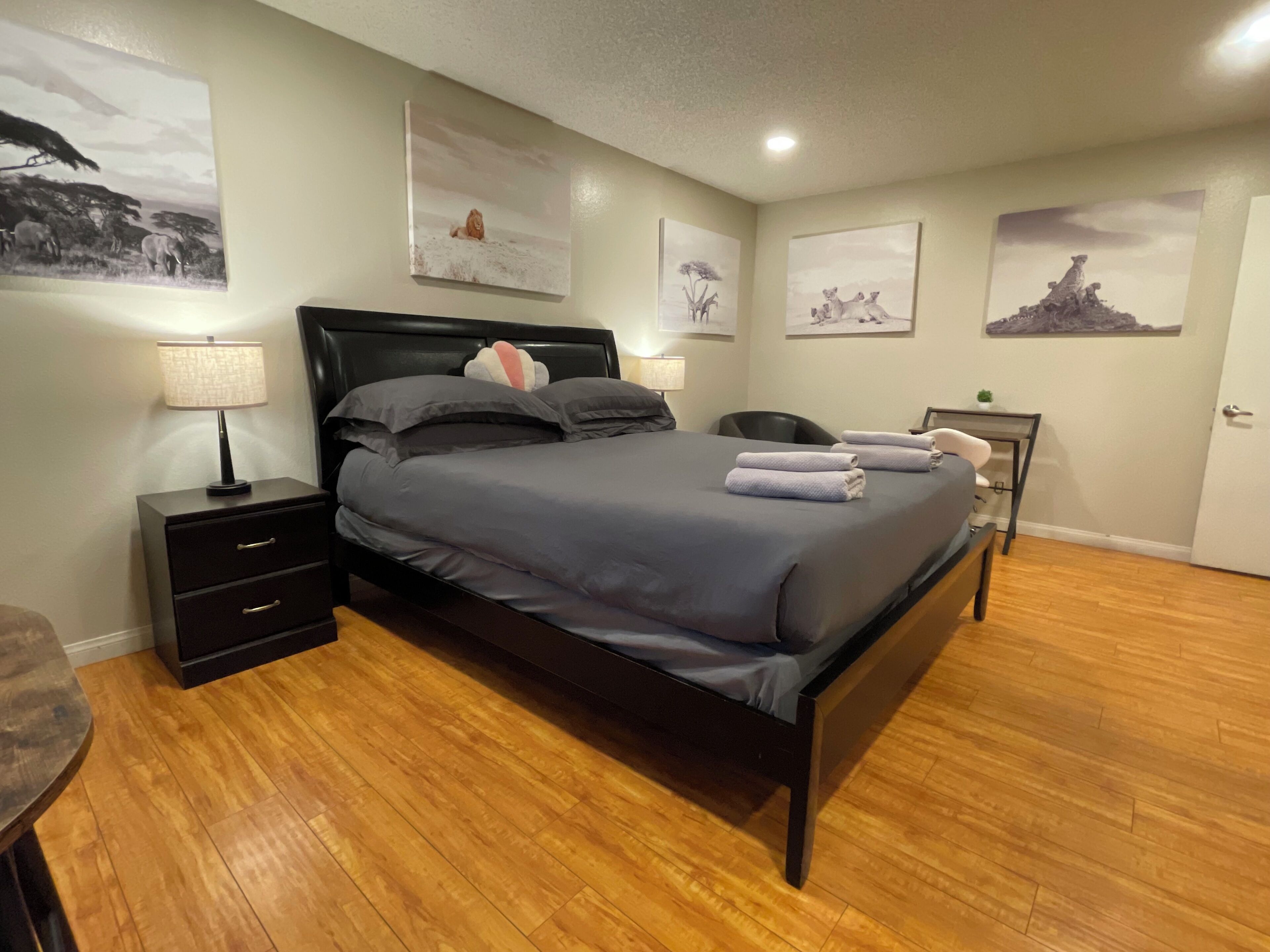 4 slaapkamers, een bureau, een strijkplank/strijkijzer, reisbedje