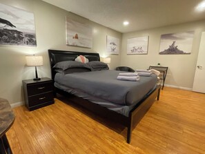 4 sovrum, skrivbord, strykjärn/strykbräda och resesäng