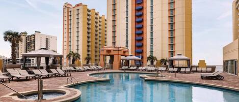 من حمّامات السباحة المغطاة