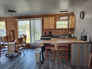 Kühlschrank, Mikrowelle, Herdplatte, Geschirrspüler