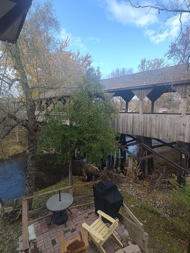 Perfect Couple Get Away or Family Retreat on Hersey River, close to trails.