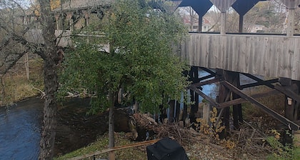 Perfect Couple Get Away or Family Retreat on Hersey River, close to trails.