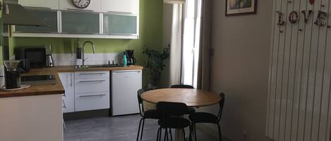 ثلاجة، ميكروويف، فرن، موقد طهي مسطح