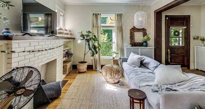 4-bedroom townhome in Frank Lloyd Wright District-FREE PARKING, Patio, Yard