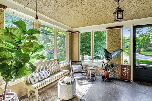 4-bedroom townhome in Frank Lloyd Wright District-FREE PARKING, Patio, Yard